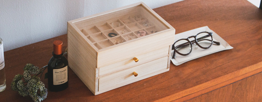 アクセサリーの最適な保管場所。細かく仕切って、見やすい・取り出しやすい桐のジュエリーケース。