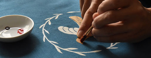 日本のものづくりと伝統柄を今の暮らしに取り入れ、伝え続けること。本品堂のこざぶクッション「柳に鳥」が出来上がるまで。