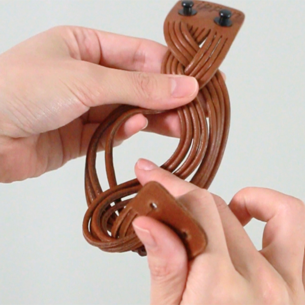 左の束の間にくぐらせる