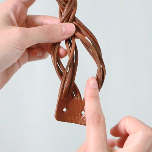 右の束の間にくぐらせる