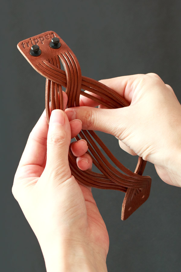 編んでいる手元