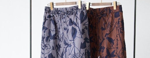 主役級のイージーパンツは一枚でも、重ね着にも。コットンビエラ ボタニカルイージーパンツ