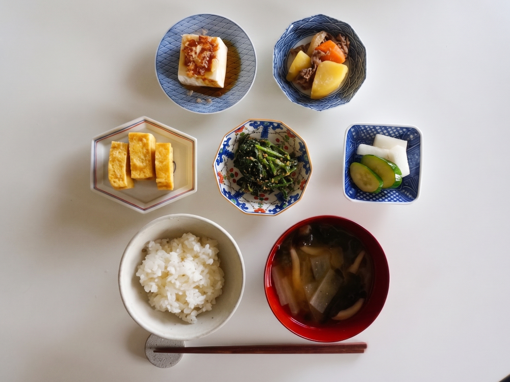豆皿を並べている手元のショット