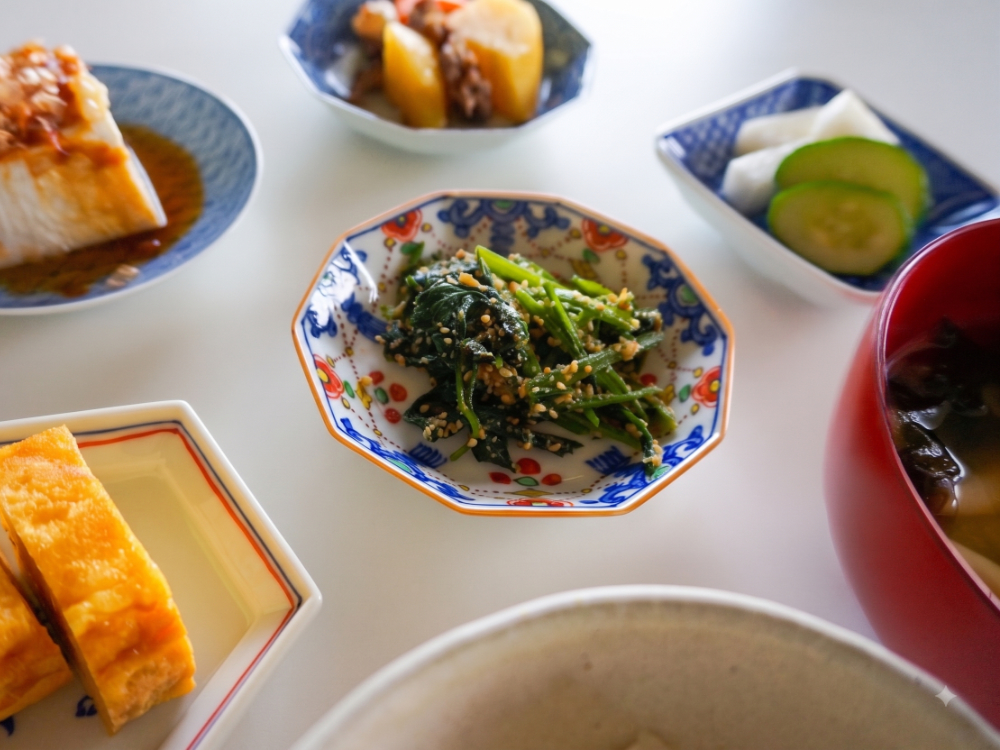 豆皿を並べている様子
