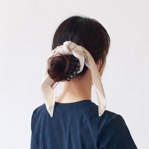 ヘアゴムやクリップでまとめた髪の根元に巻きつけてひと結びした着用イメージ
