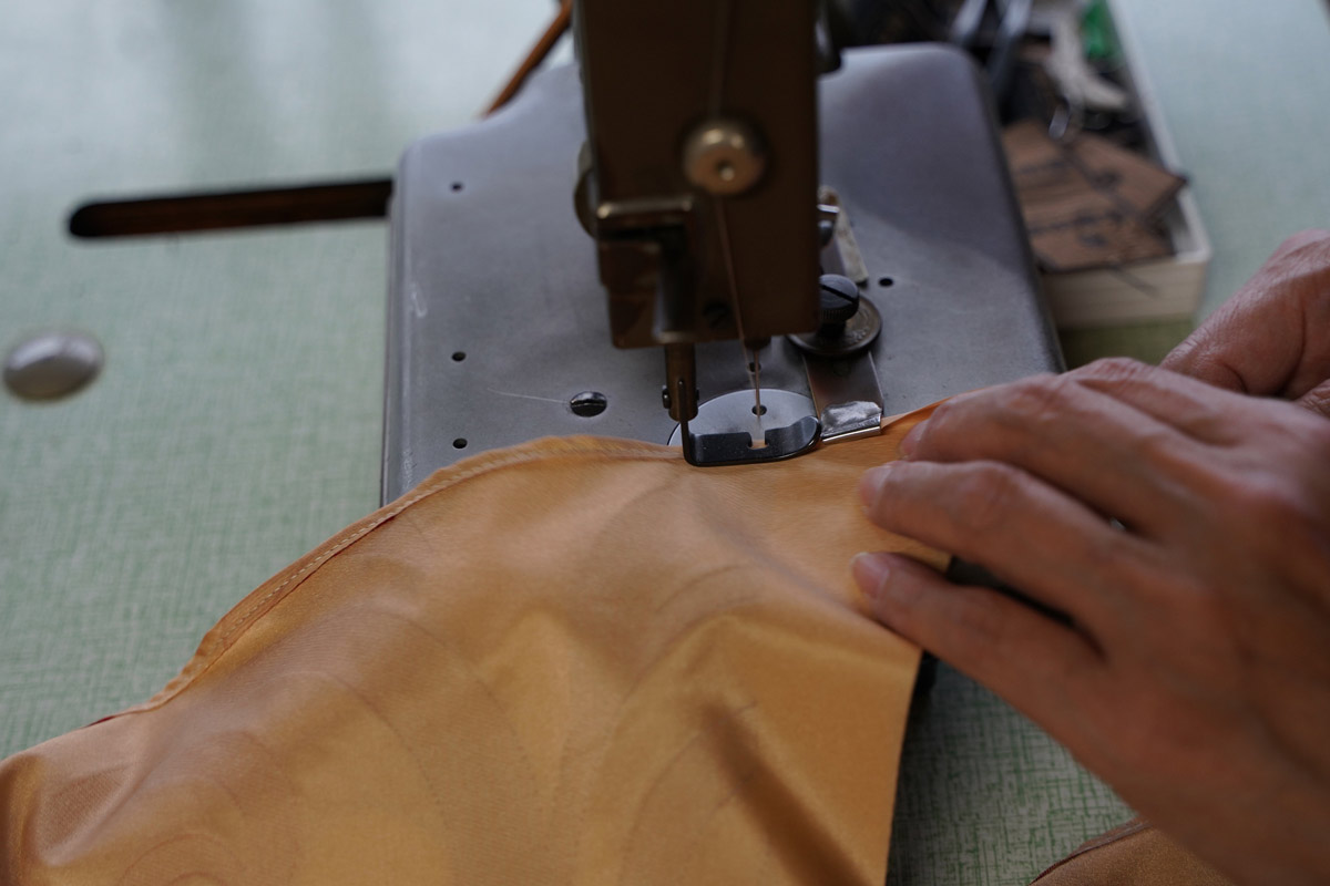 槙田商店 中縫い ミシンでの作業