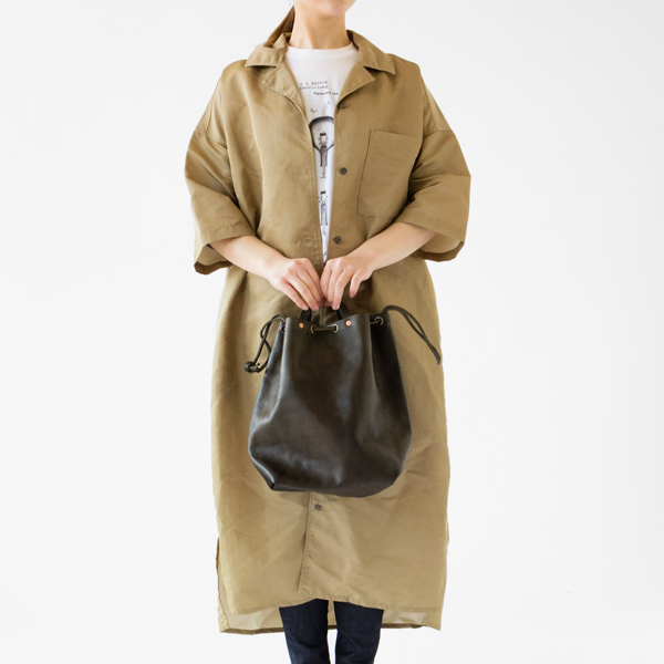 紐を絞れば巾着型に(OLIVE)