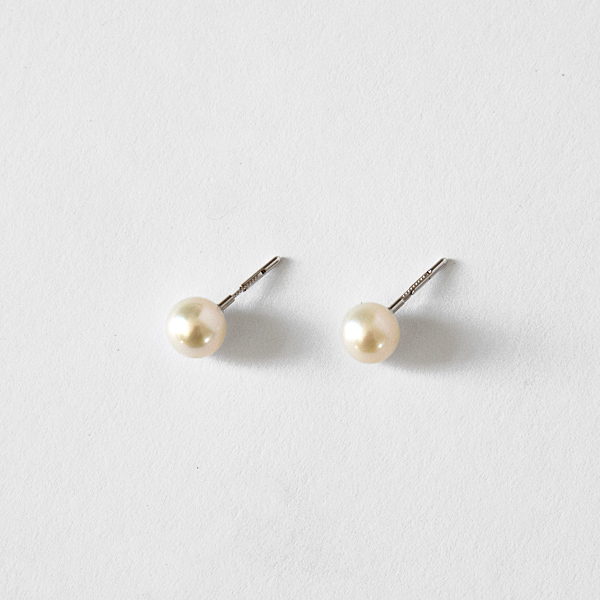 キャッチレスピアス パール（ホワイト 7-7.5mm）