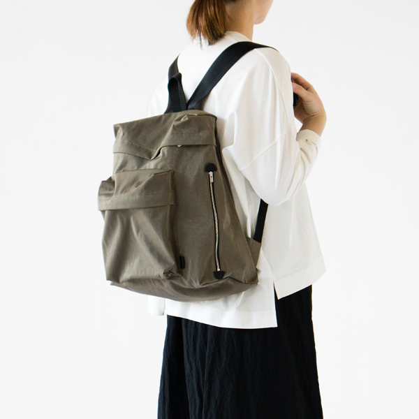 モデル身長162cm・KHAKI（※入荷時期によってチャックの仕様が異なります）