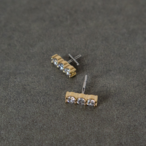 ポストとキャッチが一体化したピアス