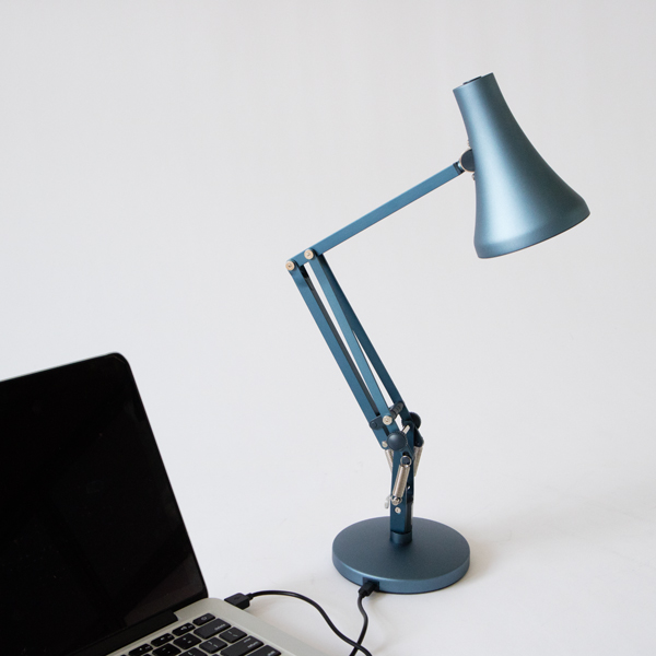 コンセントのない場所でも使用できます(STEEL BLUE)
