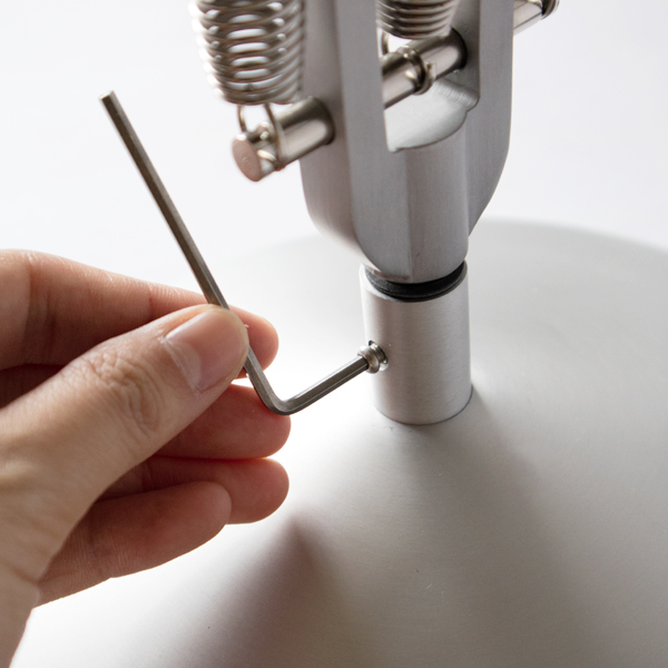 付属の抜け止め用ミニビスで、しっかりと固定してください。 付属の抜け止め用ミニビスで、しっかりと固定してください。