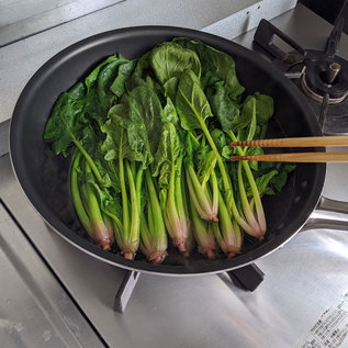 ほうれん草を茹でることもできます(画像は27cm使用) ほうれん草を茹でることもできます(画像は27cm使用)