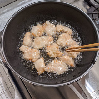 深さがあるため、揚げ物をしても油はねが少ないです 深さがあるため、揚げ物をしても油はねが少ないです