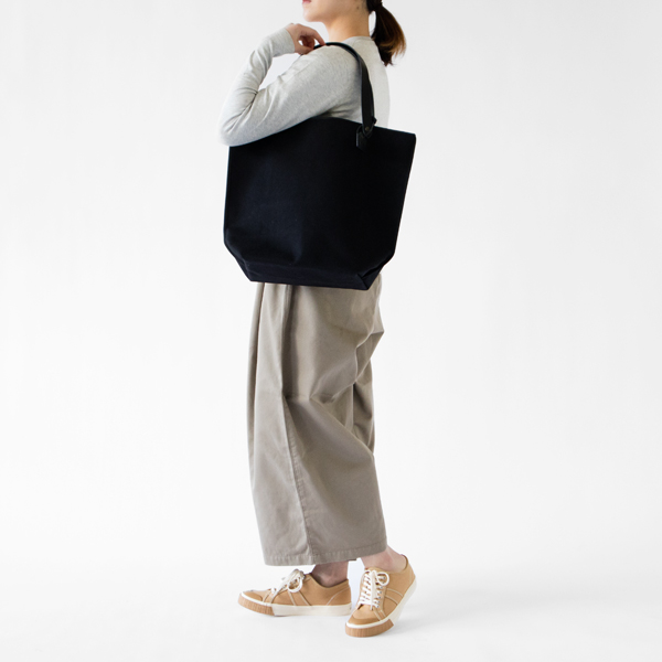 肩掛けも可能です(BLACK)