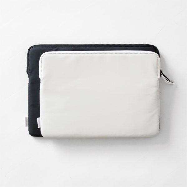 Black：15インチ　OffWhite：13インチ