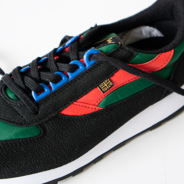 ちょっとレトロな雰囲気も感じるWALSH スニーカー European BLK/GRN/REDは、ブラック、グリーン、レッドの組み合わせ
