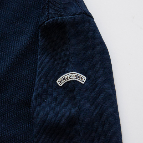 左肩にはロゴのワッペン。 左肩にはロゴのワッペン。