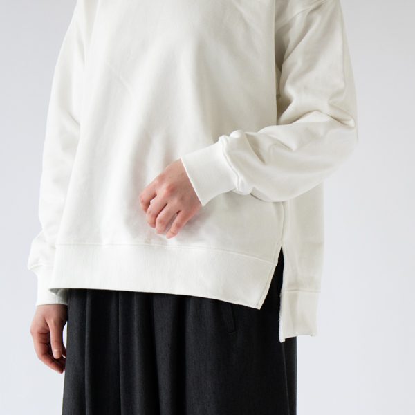 サイドにはスリット入り（OFF WHITE）