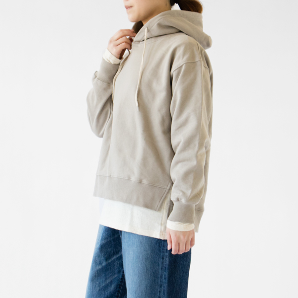 レイヤードしやすい形です（BEIGE）