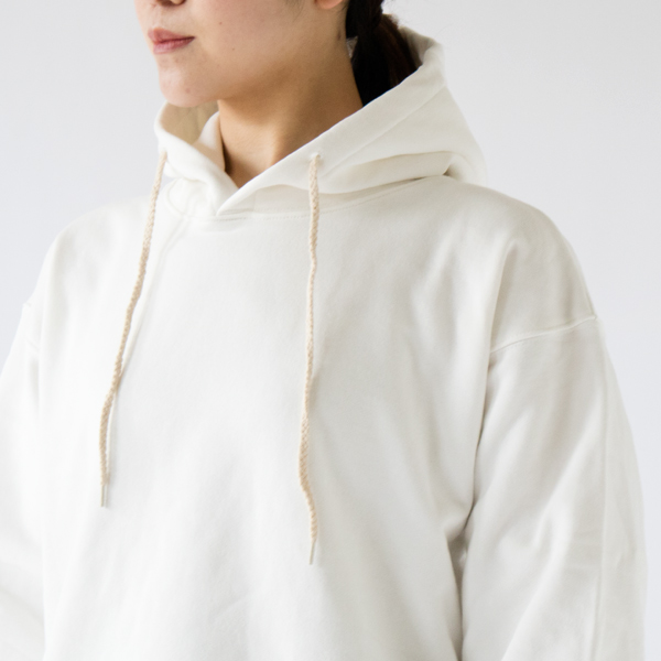 立体的なフード（OFF WHITE）
