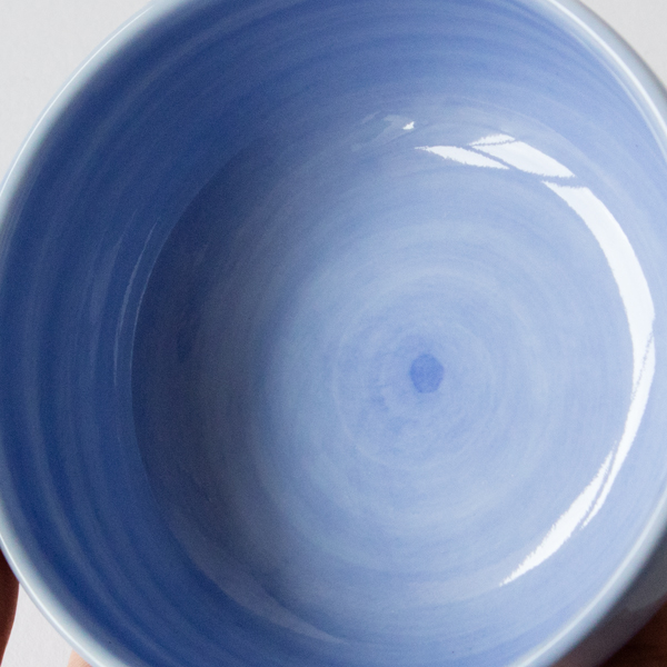 一つ一つ手仕事で色付けられており、温かみが感じられる器です