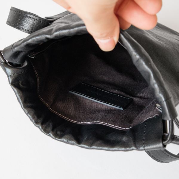レザー巾着 cell phone bag drawstring BLACK／PATRICK STEPHAN