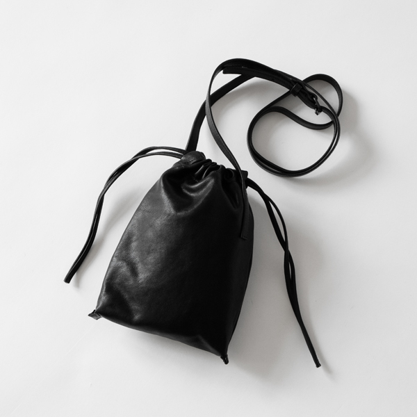 レザー巾着 cell phone bag drawstring BLACK／PATRICK STEPHAN