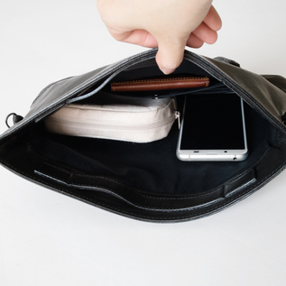 携帯電話やお財布、小さなポーチも入ります。