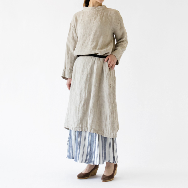 装飾のないシンプルなデザインなので、ベルトをアクセントにするのも素敵です。（LINEN、モデル身長：162cm）