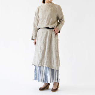 装飾のないシンプルなデザインなので、ベルトをアクセントにするのも素敵です。(LINEN、モデル身長:162cm) 装飾のないシンプルなデザインなので、ベルトをアクセントにするのも素敵です。(LINEN、モデル身長:162cm)