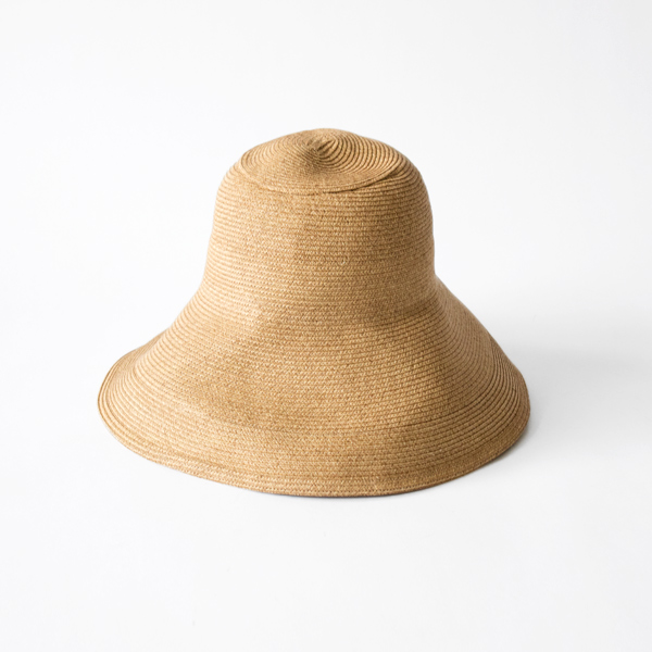 頭頂部の後ろ側にはタックが入っています。 頭頂部の後ろ側にはタックが入っています。