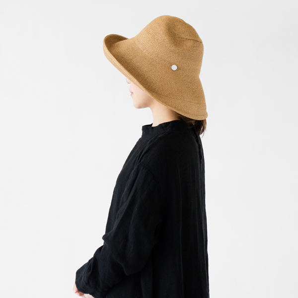 ツバの形を変えれば、視界を遮らずに被れます。(BROWN) ツバの形を変えれば、視界を遮らずに被れます。(BROWN)