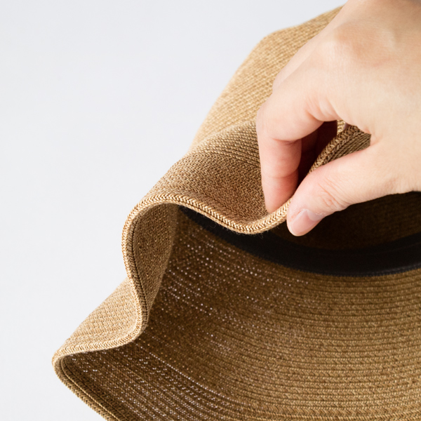 ツバにはワイヤー入り。 ツバにはワイヤー入り。