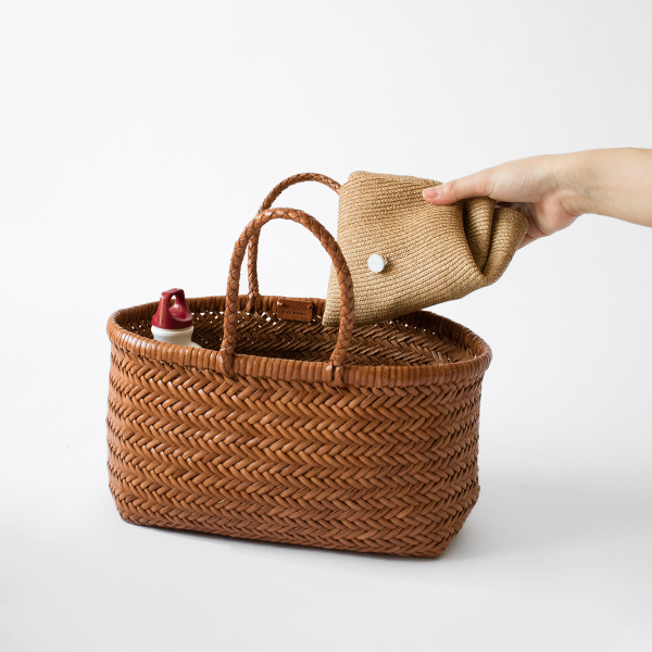 小さくたためるので、持ち運びにも便利。 小さくたためるので、持ち運びにも便利。