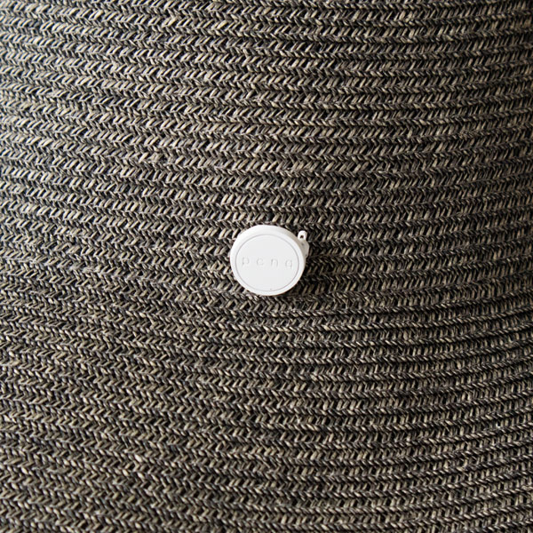 ロゴ入りの小さなバッチが付いています(取り外し可能) ロゴ入りの小さなバッチが付いています(取り外し可能)