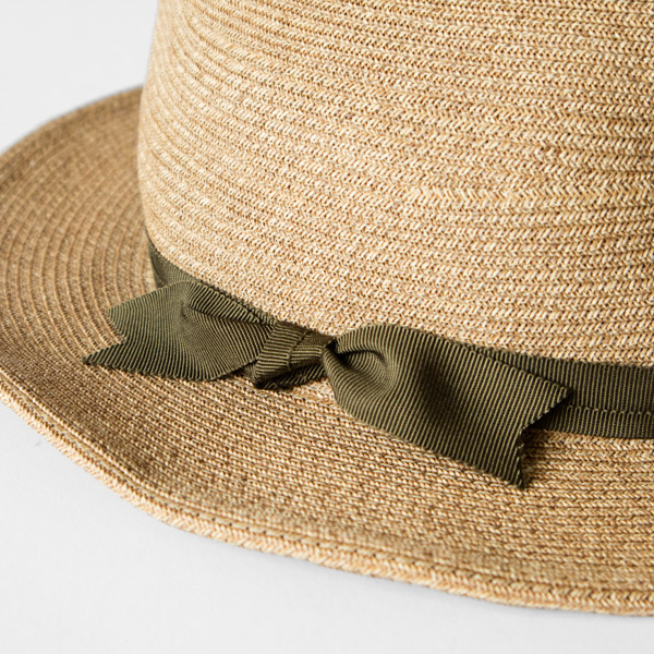 グリーンのリボンで落ち着いた印象に（BROWN）