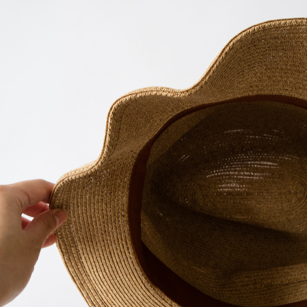 ツバにはワイヤーが入っています。