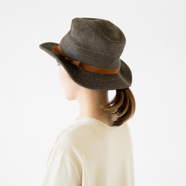 中折れ部分を変形させて少し深めに被ることも出来ます。（DK.BROWN）