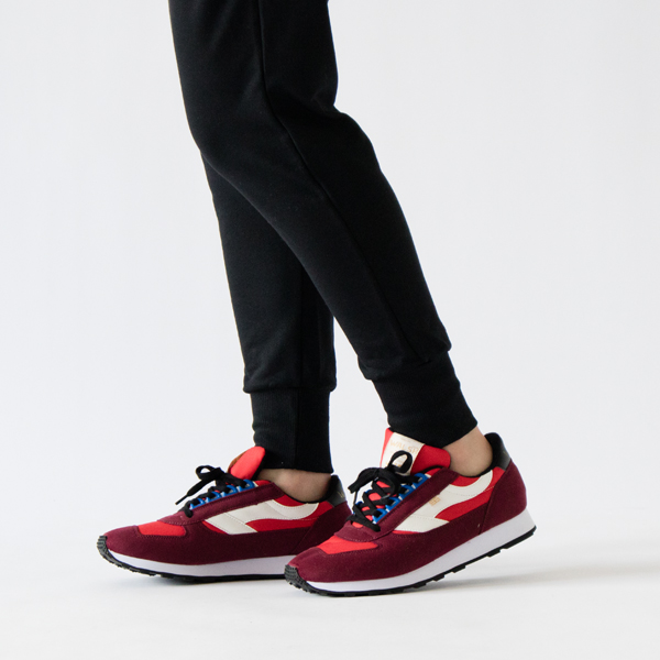 すっきりと履くことができる細身のシルエット すっきりと履くことができる細身のシルエット