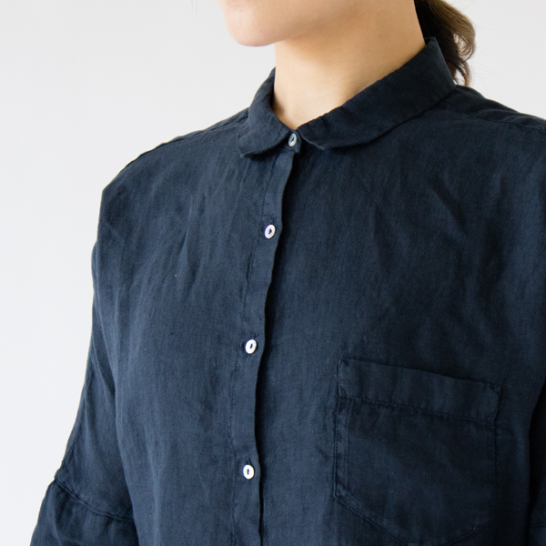 小さめの襟元でマニッシュな印象に(BLUE NAVY)