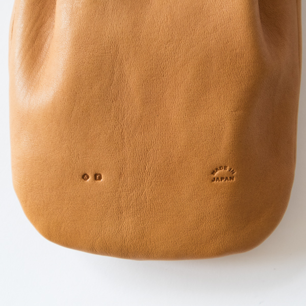 ロゴは型押しで入っています（CAMEL）