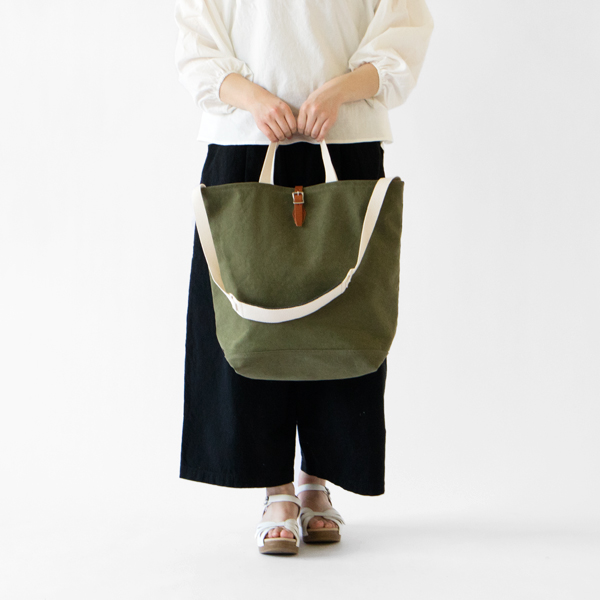 OLIVEのハンドルとショルダーストラップはホワイト