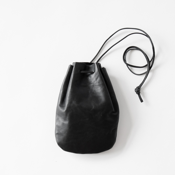  VEGETABLE HORSE LEATHER / DROP SHAPE POUCH S（巾着バッグ）(BLACK)