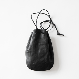 ARTS &crafts アーツ&クラフツ　巾着バッグ　牛革　馬革　ブラック ARTS & CRAFTS アーツアンドクラフツ ARTS&CRAFTS 巾着バッグ