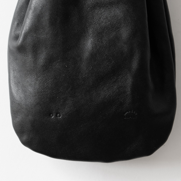 型押しでロゴが入っています（BLACK）