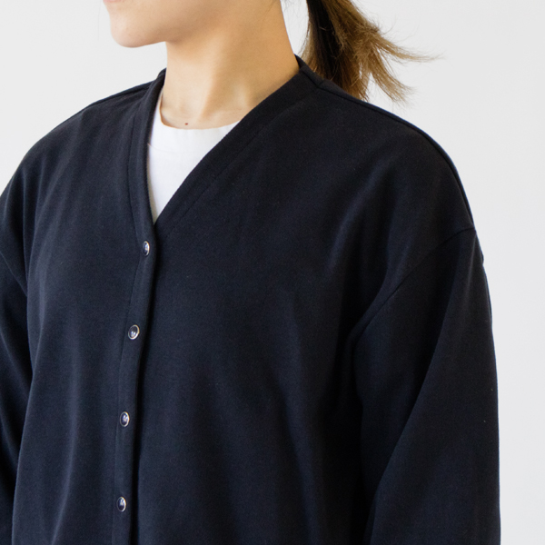 シンプルなVネックカーディガンとして (NAVY)