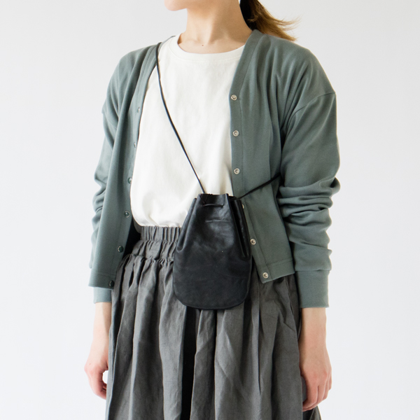 紐を長くすれば、斜めがけとしても使えます。（BLACK）