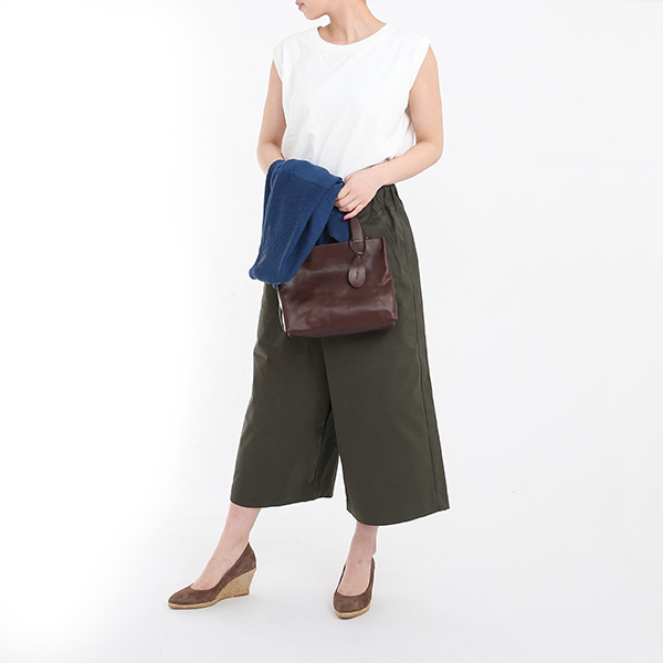 持ち運びやすい薄手のカーディガンです