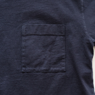 左胸は大きめのスクエアポケット(NAVY) 左胸は大きめのスクエアポケット(NAVY)